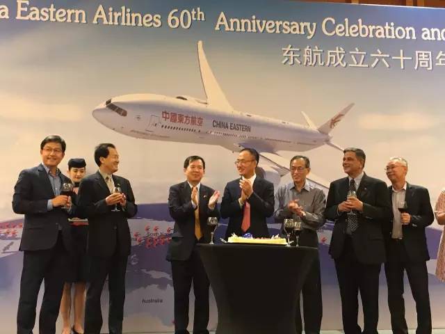 “美女”与“夜寿”：中国东航60岁生日晚宴趴新加坡分场