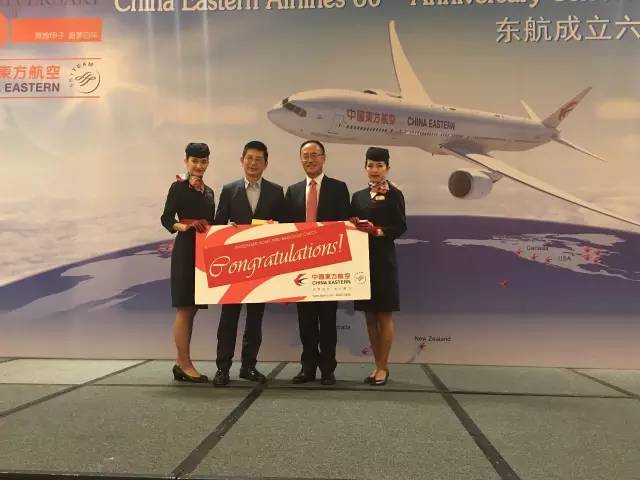 “美女”与“夜寿”：中国东航60岁生日晚宴趴新加坡分场