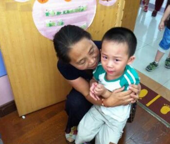 儿子手疼烫伤哭了,儿子手受伤了妈妈心情