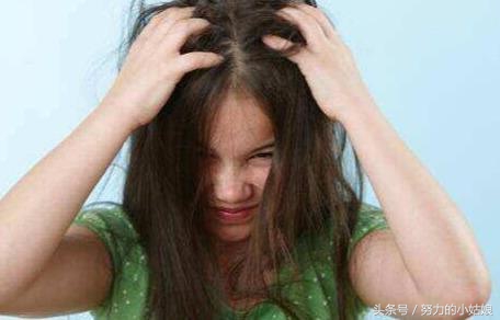 头上为什么会有螨虫？阿婆用一勺盐祛螨，千万螨虫落荒而逃