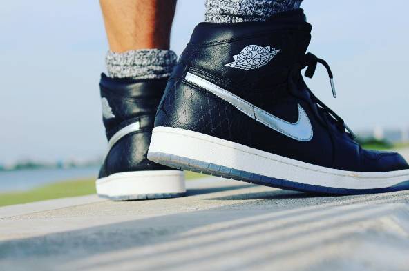 aj1现在哪双鞋值得入手,aj1两双不同配色一脚穿一只