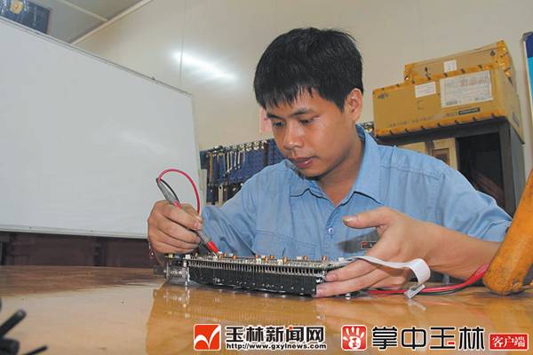 「新闻下午茶」远光灯又惹祸？玉东大道一白色轿车失控撞烂10余节护栏，致使……