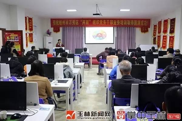 「新闻下午茶」远光灯又惹祸？玉东大道一白色轿车失控撞烂10余节护栏，致使……