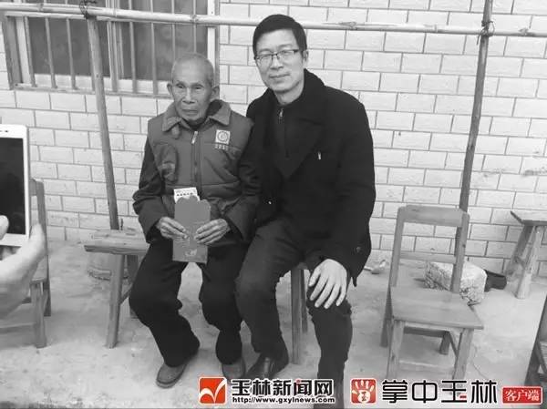 「新闻下午茶」远光灯又惹祸？玉东大道一白色轿车失控撞烂10余节护栏，致使……