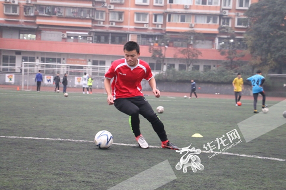 绿茵好少年寻访重庆七中校园“明星球员”人物系列报道刘易：从钢琴到足球，他是个总给人“惊喜”的前锋