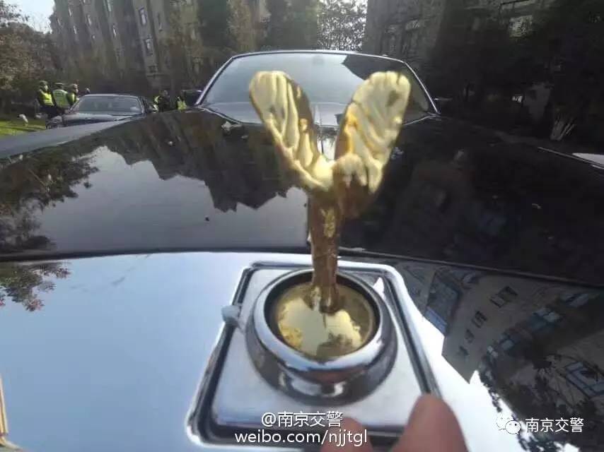 「一路有你」爷爷哄孙子，教2岁孩子在马路上开叉车……婚礼上的超豪华车队没接新娘去了哪里？