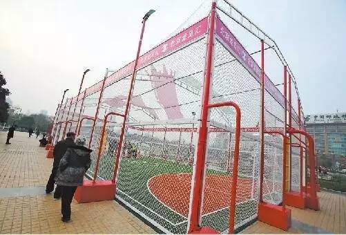 泉城广场有打羽毛球的地方吗,泉城广场踢毽