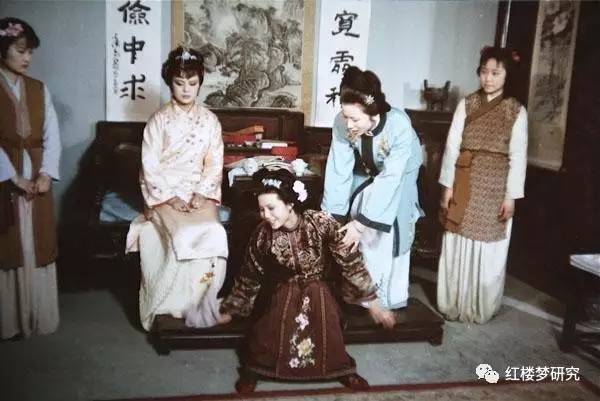 月钱｜惊天一鸿｜赵姨娘到底穷不穷？