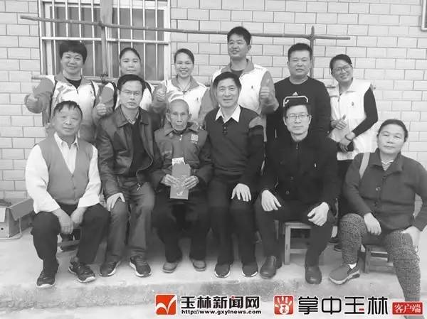 「新闻下午茶」远光灯又惹祸？玉东大道一白色轿车失控撞烂10余节护栏，致使……