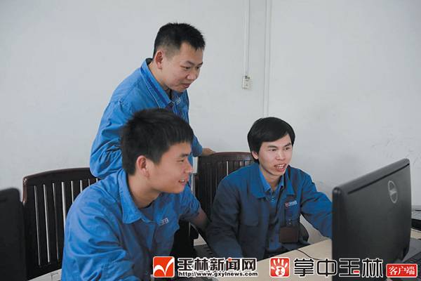 「新闻下午茶」远光灯又惹祸？玉东大道一白色轿车失控撞烂10余节护栏，致使……