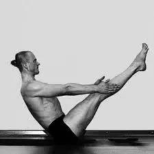 男人练瑜伽初级教程在家练,男人练瑜伽基础