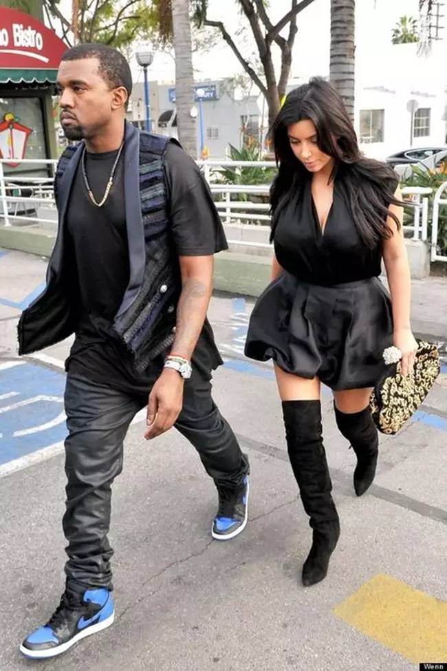 aj1现在哪双鞋值得入手,aj1两双不同配色一脚穿一只