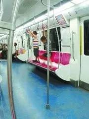 熊孩子在车里变成蜘蛛侠,熊孩子地铁上踩栏杆