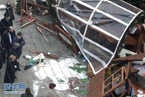 丧心病狂！恐怖分子吻别7岁女儿送其当“人肉*弹炸**”