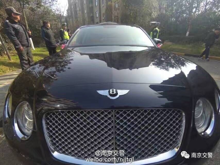 「一路有你」爷爷哄孙子，教2岁孩子在马路上开叉车……婚礼上的超豪华车队没接新娘去了哪里？