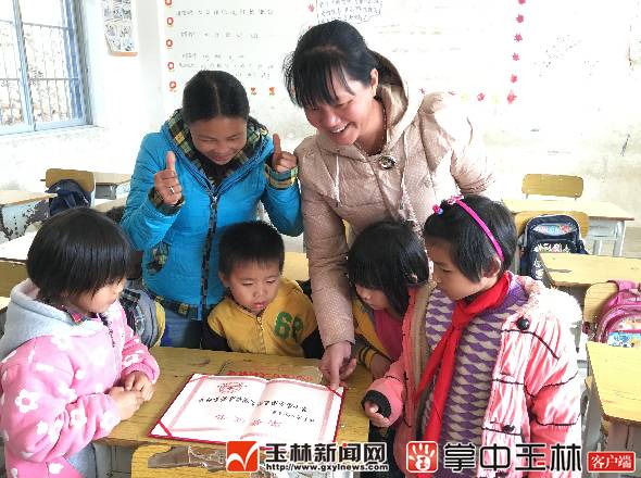 「新闻下午茶」远光灯又惹祸？玉东大道一白色轿车失控撞烂10余节护栏，致使……