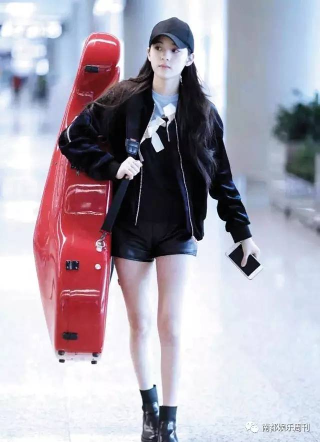 光脚穿鞋土爆了！大幂幂、迪丽热巴、奚梦瑶告诉你——有一件时髦的小事叫露出你的袜子！