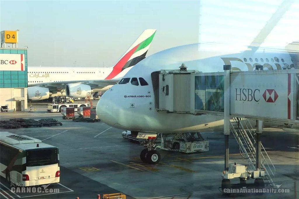 阿联酋航空a380上海,阿联酋航空a380空姐关舱门