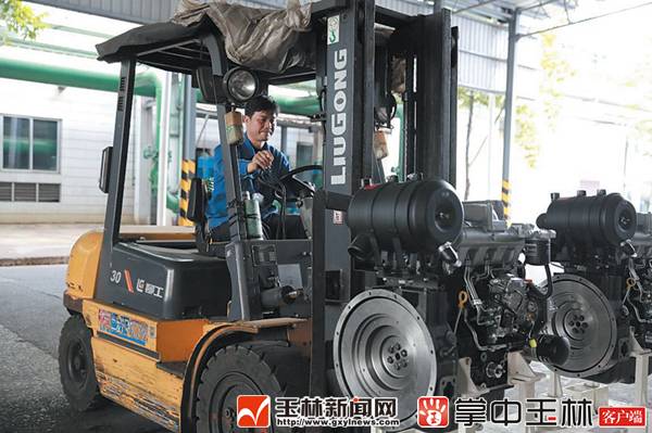 「新闻下午茶」远光灯又惹祸？玉东大道一白色轿车失控撞烂10余节护栏，致使……