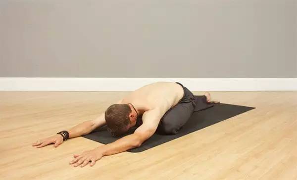 男人练瑜伽初级教程在家练,男人练瑜伽基础