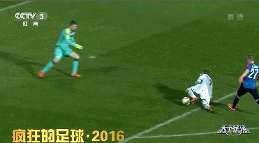 疯狂的足球搞笑片段,疯狂的足球搞笑gif图