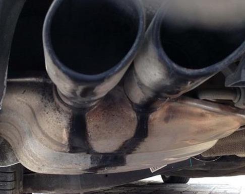 汽车排气管滴水是怎么回事,汽车排气管滴水是怎么回事正常吗