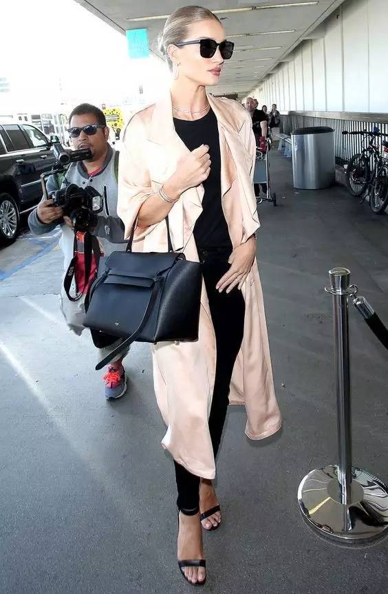 焦糖色大衣搭配什么包包好看,奢品包包如何穿搭