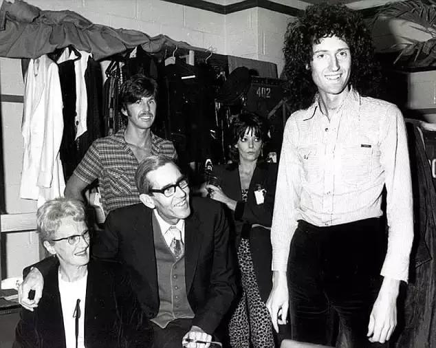 全世界都听过他的歌，但你肯定不知道他是天体物理学家和大学校长