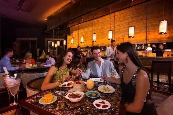 迪拜王子开车去沙漠越野,沙漠越野迪拜沙漠汽车赛