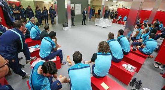 足球中场休息球员下场谁又上去了,足球中场休息15分钟干嘛