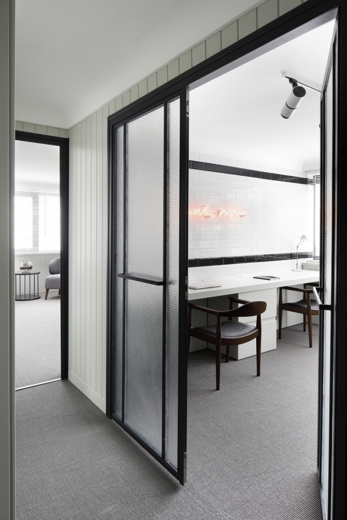 用木色为主的定制办公家具，HOLD住了这份优雅感