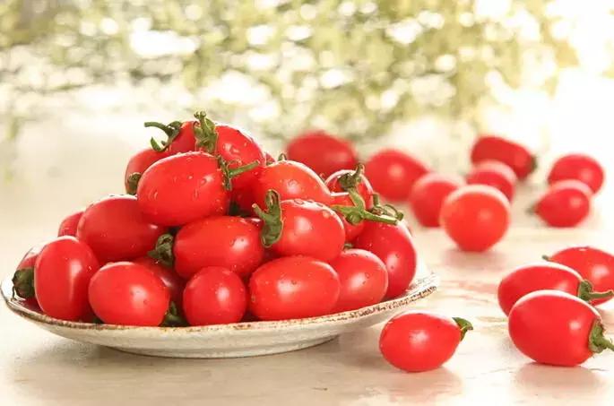 上班族眼睛干涩劳累吃什么水果,眼睛劳累最怕三种水果