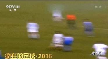 疯狂的足球搞笑片段,疯狂的足球搞笑gif图