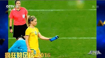 疯狂的足球搞笑片段,疯狂的足球搞笑gif图