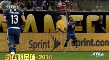 疯狂的足球搞笑片段,疯狂的足球搞笑gif图