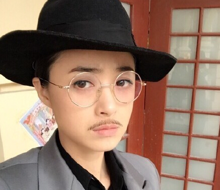 嘴唇上边有汗毛怎么办,嘴唇上长了一根汗毛怎么回事