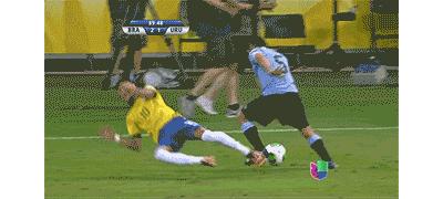 内马尔经典假摔七连翻滚,内马尔假摔和c罗假摔哪个多