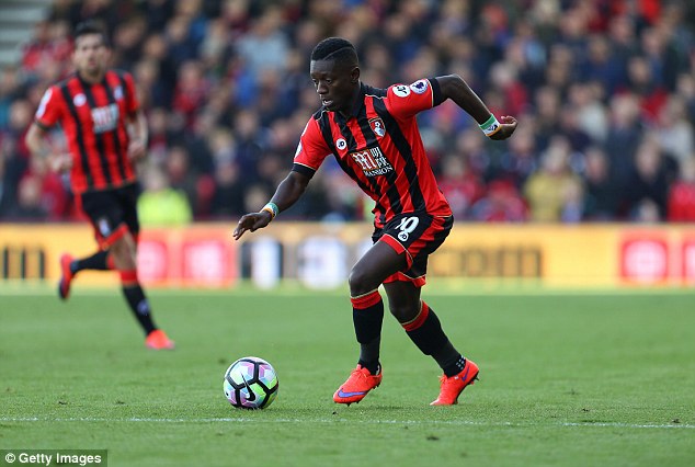 孩子踢球被老人打,孩子踢球被打