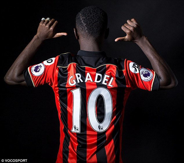 孩子踢球被老人打,孩子踢球被打