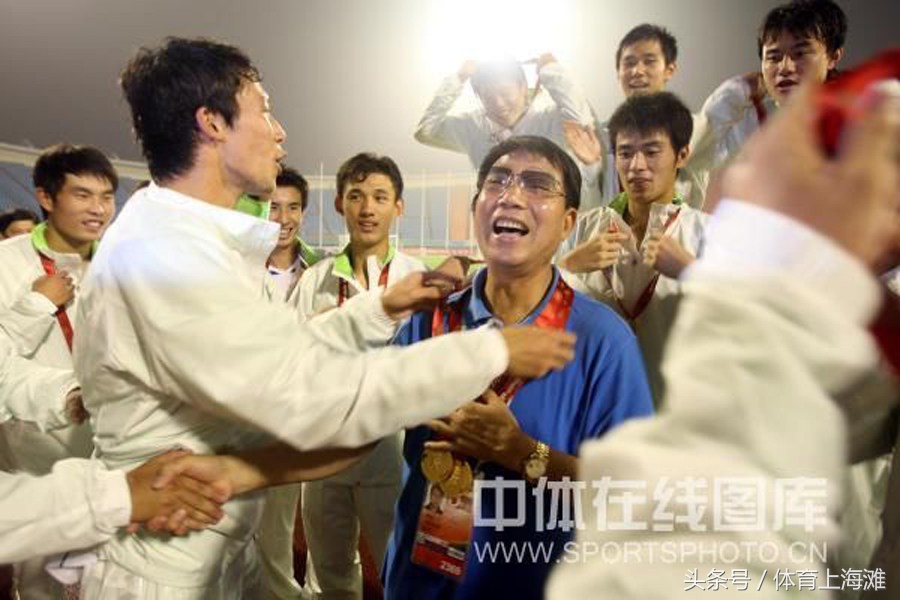 尊师重道！张琳芃武磊等东亚系国脚明天将赴崇明看望恩师根宝