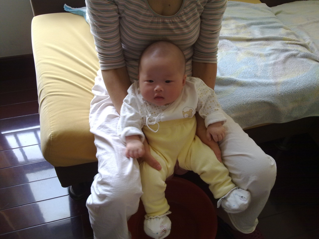 揭露6大育儿不良习惯，把尿排在第二位，第一位99%父母都用了