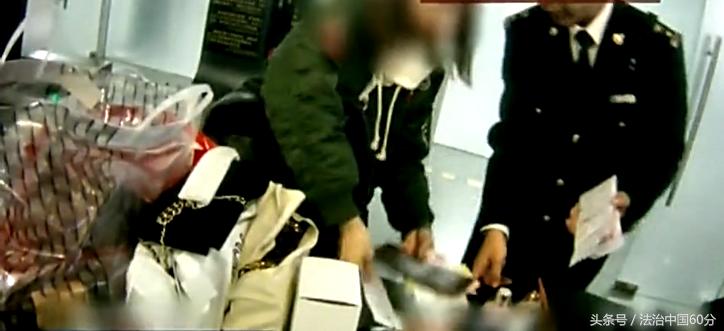 购物狂女生每日购买近20个包裹,外国女人疯狂购物