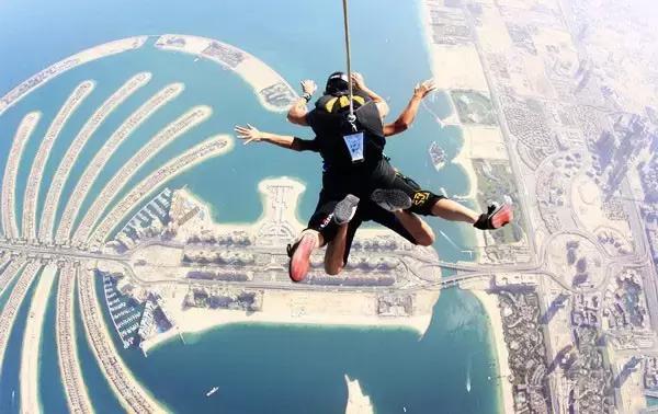 迪拜王子开车去沙漠越野,沙漠越野迪拜沙漠汽车赛
