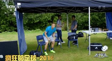 疯狂的足球搞笑片段,疯狂的足球搞笑gif图