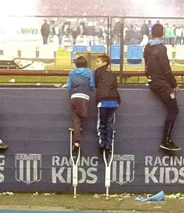 足球比赛小孩子感动的瞬间,足球感动小朋友