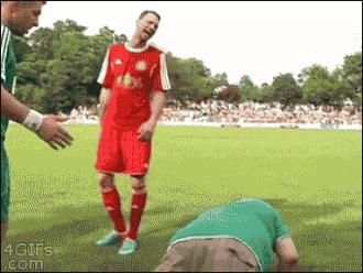 c罗搞笑名场面打裁判,c罗爆笑进球