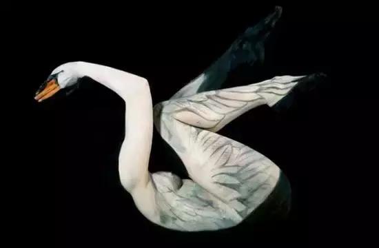 这些赤裸裸的人究竟是为何这样呢？这肤色，这花纹