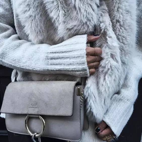 焦糖色大衣搭配什么包包好看,奢品包包如何穿搭