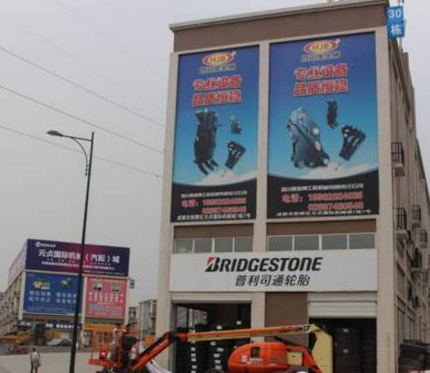 这些广告牌安装方式惊吓指数爆表！