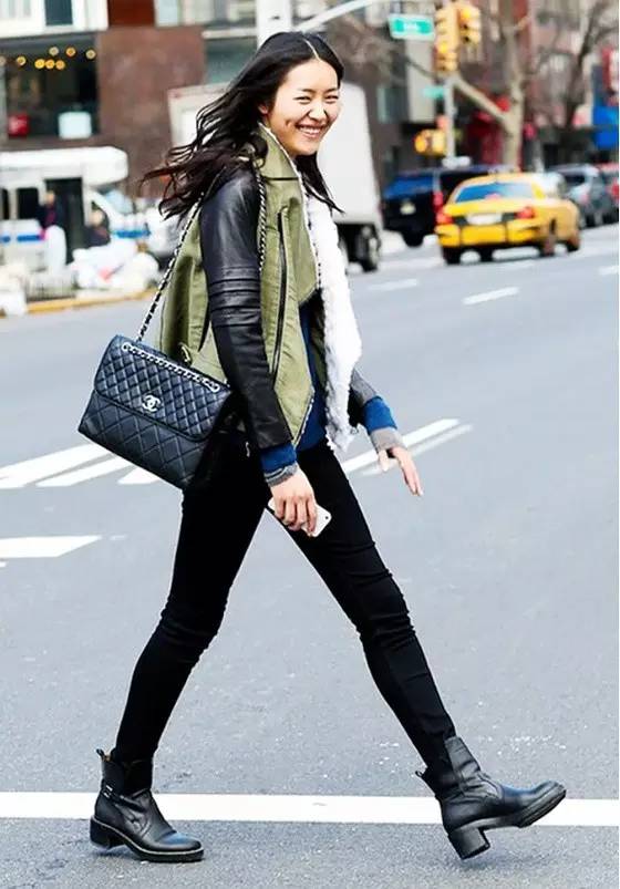 焦糖色大衣搭配什么包包好看,奢品包包如何穿搭